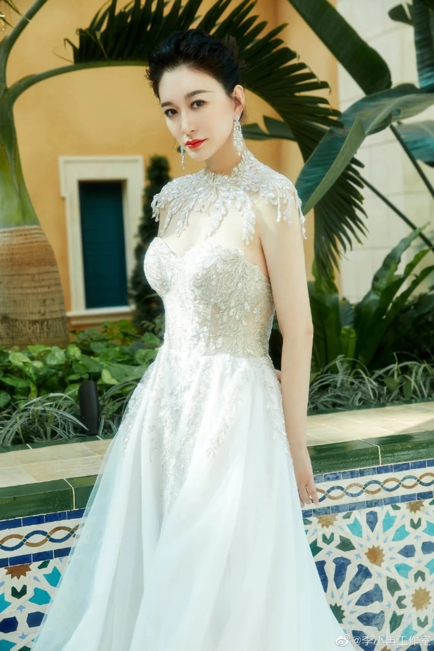 Dù đã bước sang tuổi 50, Lý Tiểu Nhiễm vẫn được truyền thông ngợi ca là nữ thần không tuổi nhờ nhan sắc trẻ trung, làn da trắng mịn không tì vết cùng vóc dáng gợi cảm (Ảnh:Weibo)