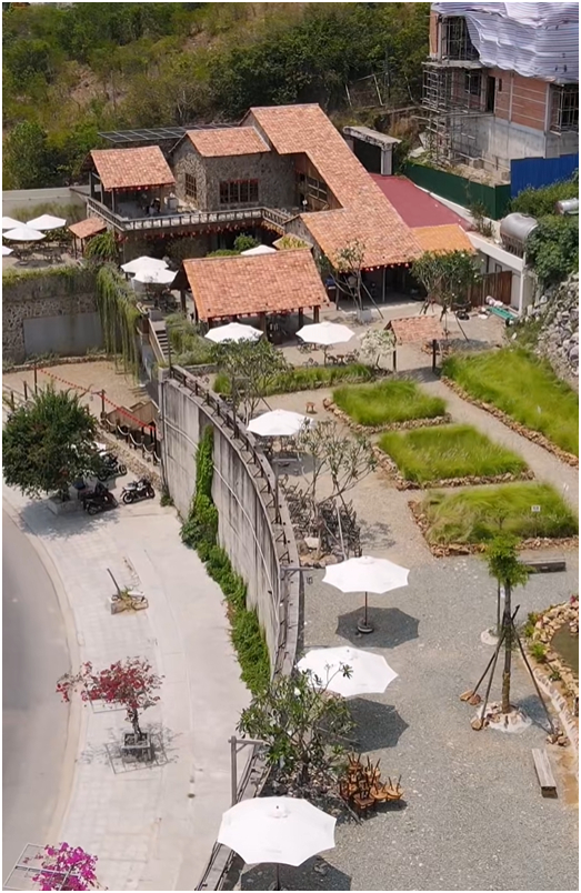 TikToker 23 tuổi khoe xây nhà trên mảnh đất 400m2 hướng mặt ra biển, mới nhìn phần thô netizen khẳng định: Đây là villa chứ nhà gì!