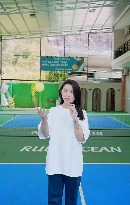 Ngoài chuyện được ở gần nhà bà ngoại, dì thì Lenka Ngô còn cho biết quanh khu nhà cô có nhiều tiện tích, khu vui chơi giải trí, từ quán cafe, đến sân picklepall.