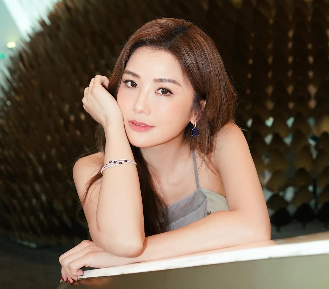 Nữ ca sĩ đã bị rối loạn phát âm nghiêm trọng, tổn thương dây thanh quản sau cơn đột quỵ. Ảnh: HK01. 