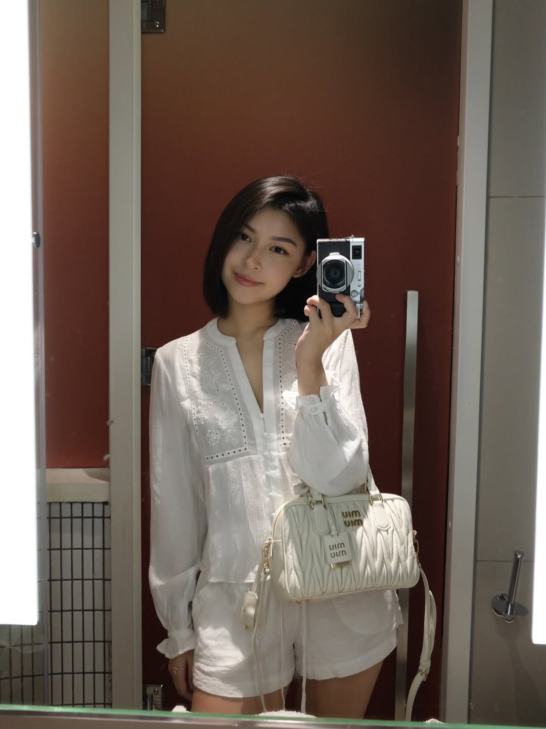 TikToker 23 tuổi khoe xây nhà trên mảnh đất 400m2 hướng mặt ra biển, mới nhìn phần thô netizen khẳng định: Đây là villa chứ nhà gì!