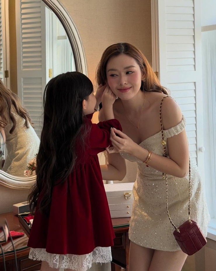 Gần đây, Tường San cho con gái xuất hiện trong các vlog nhưng vẫn không lộ mặt 