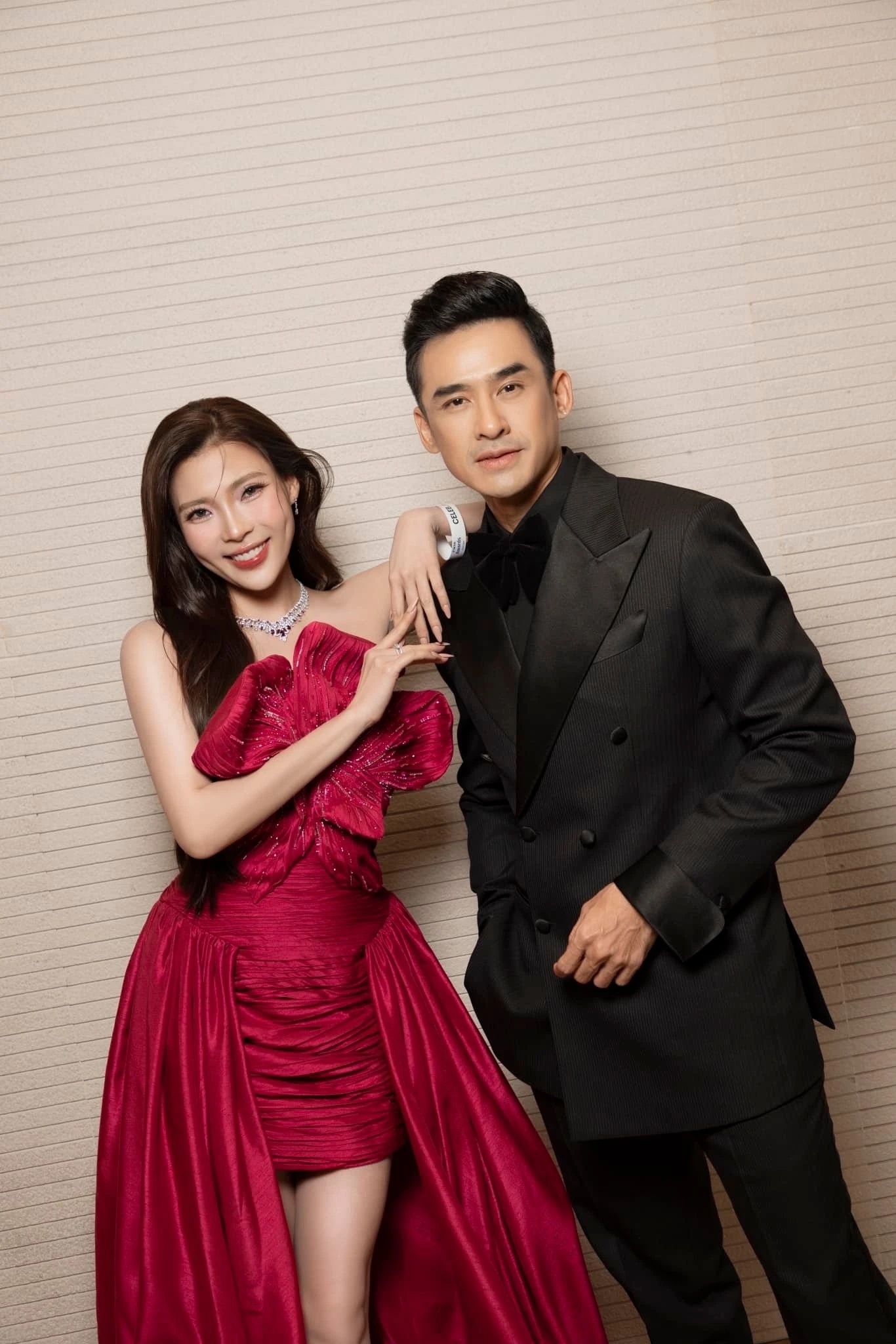 Phát hiện Bóng Ma Hạnh Phúc “xài chùa” ảnh cưới của cặp đôi nổi tiếng: Thay mỗi cái mặt, tiết kiệm thế là cùng