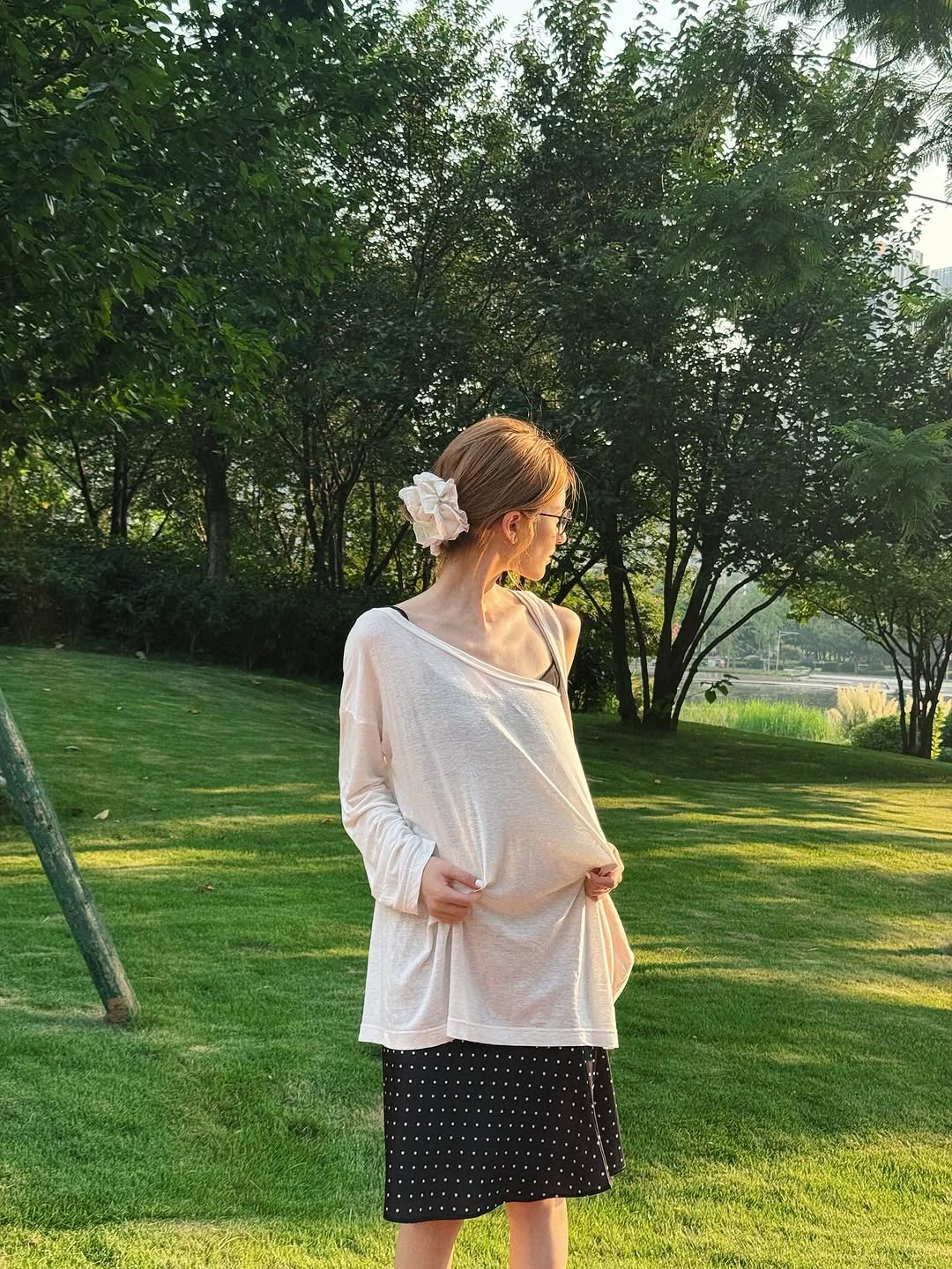 Diện áo hai dây cùng chân váy chấm bi tông đen, Triệu Lộ Tư khéo léo layer thêm một chiếc áo thun mỏng bên ngoài. Cách mix này tạo cảm giác lở lơi nửa kín nửa hở, vừa tinh tế lại vừa trendy, giúp tổng thể trông nhẹ nhàng mà vẫn có điểm nhấn