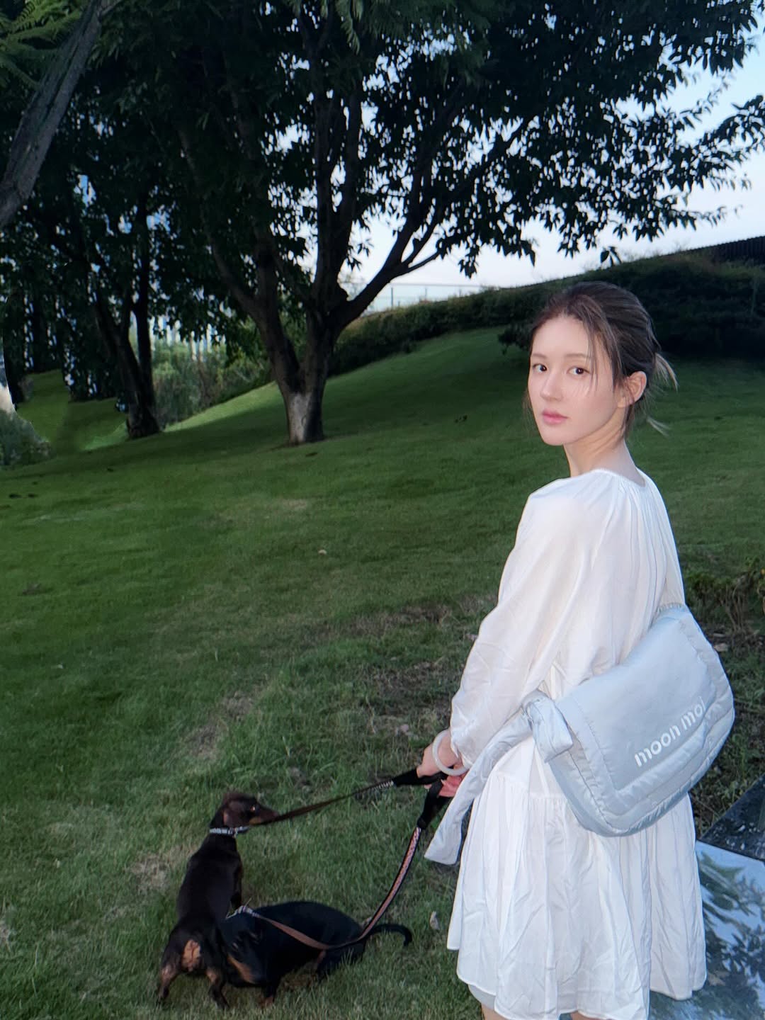 Mùa hè cũng là thời điểm những thiết kế babydoll lên ngôi, và Triệu Lộ Tư cũng không nằm ngoài xu hướng đó. Cô nàng chọn diện mẫu babydoll màu trắng, mang đến tổng thể nhẹ nhàng, nữ tính, xinh yêu ngay từ cái nhìn đầu tiên