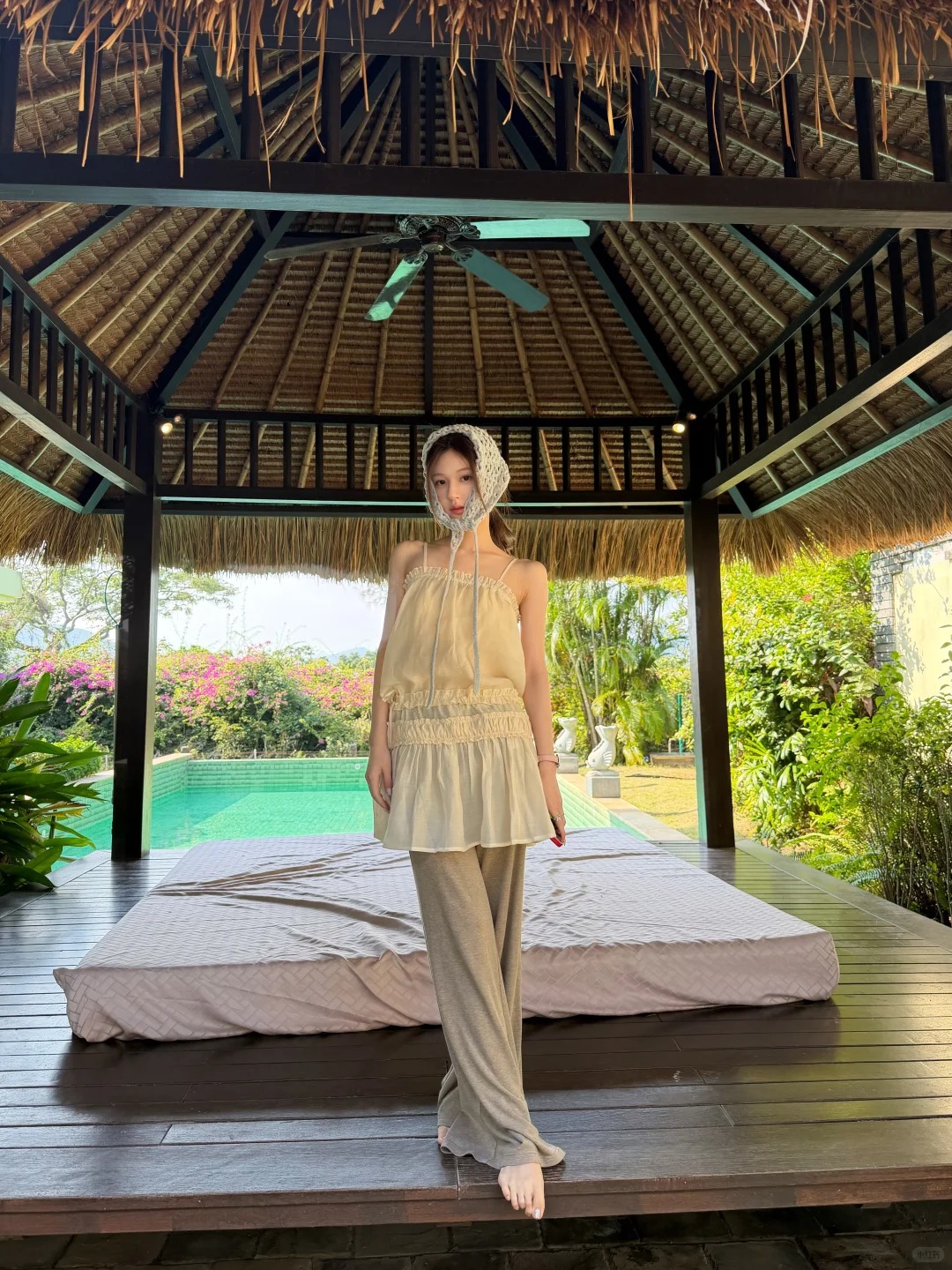 Style hè của Triệu Lộ Tư thường ưu tiên những thiết kế hai dây thoải mái, mát mẻ. Chẳng hạn như trong outfit này, cô chọn diện áo hai dây dáng dài, điểm xuyết chi tiết bèo nhún nhẹ nhàng tạo cảm giác nữ tính, mix cùng quần ống rộng để tổng thể vừa bay bổng vừa thoải mái