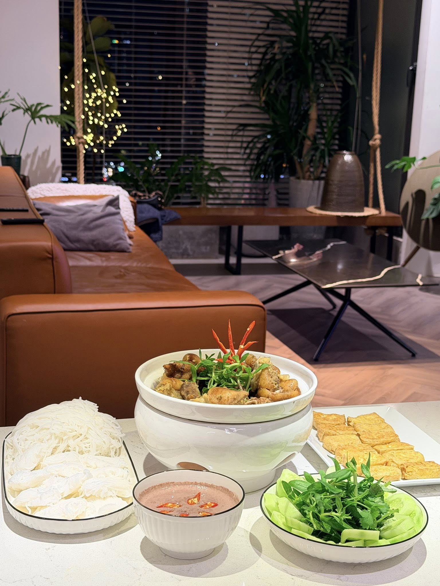 Phó Giám đốc VTV Digital kết hôn với cô đồng nghiệp, gia đình 5 người sống trong căn hộ 150m2 ở Hà Nội