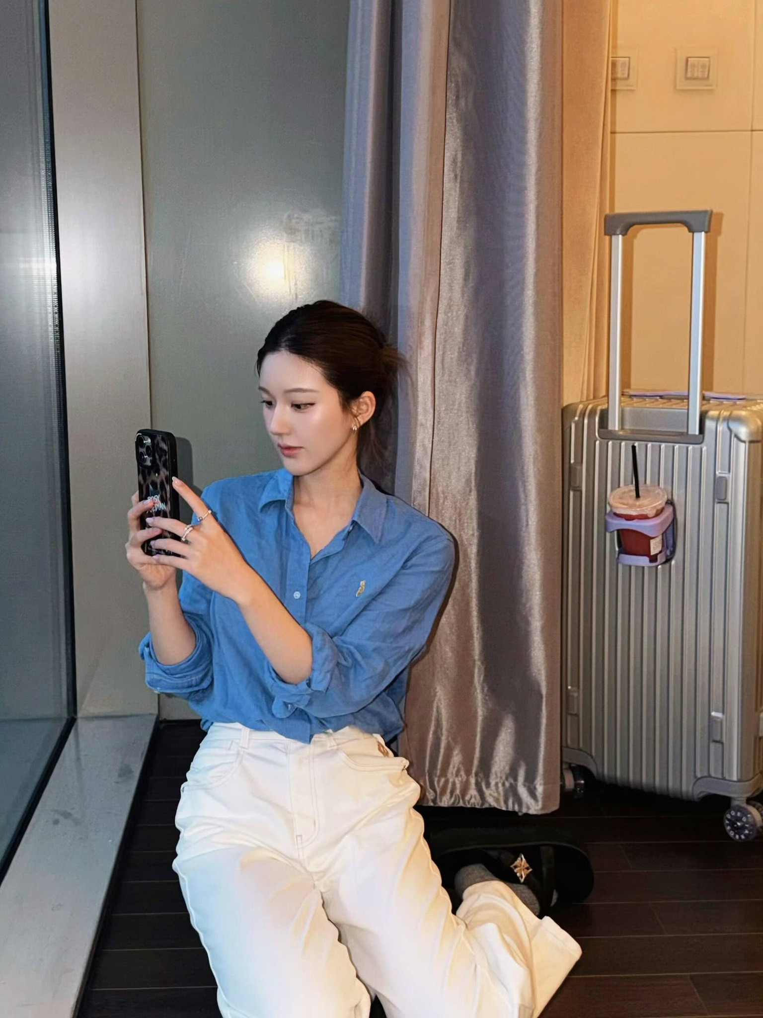 Sơ mi luôn là “hot item” mỗi mùa hè, và Triệu Lộ Tư lúc nào diện trang phục này cũng cuốn hút thôi rồi. Trong outfit này, cô chọn mẫu sơ mi màu xanh nổi bật để phối cùng quần suông trắng. Sự kết hợp xanh - trắng vốn là cặp bài trùng giúp tôn da hiệu quả, ngay cả khi không có họa tiết cầu kỳ vẫn tạo được tổng thể hài hòa và bắt mắt