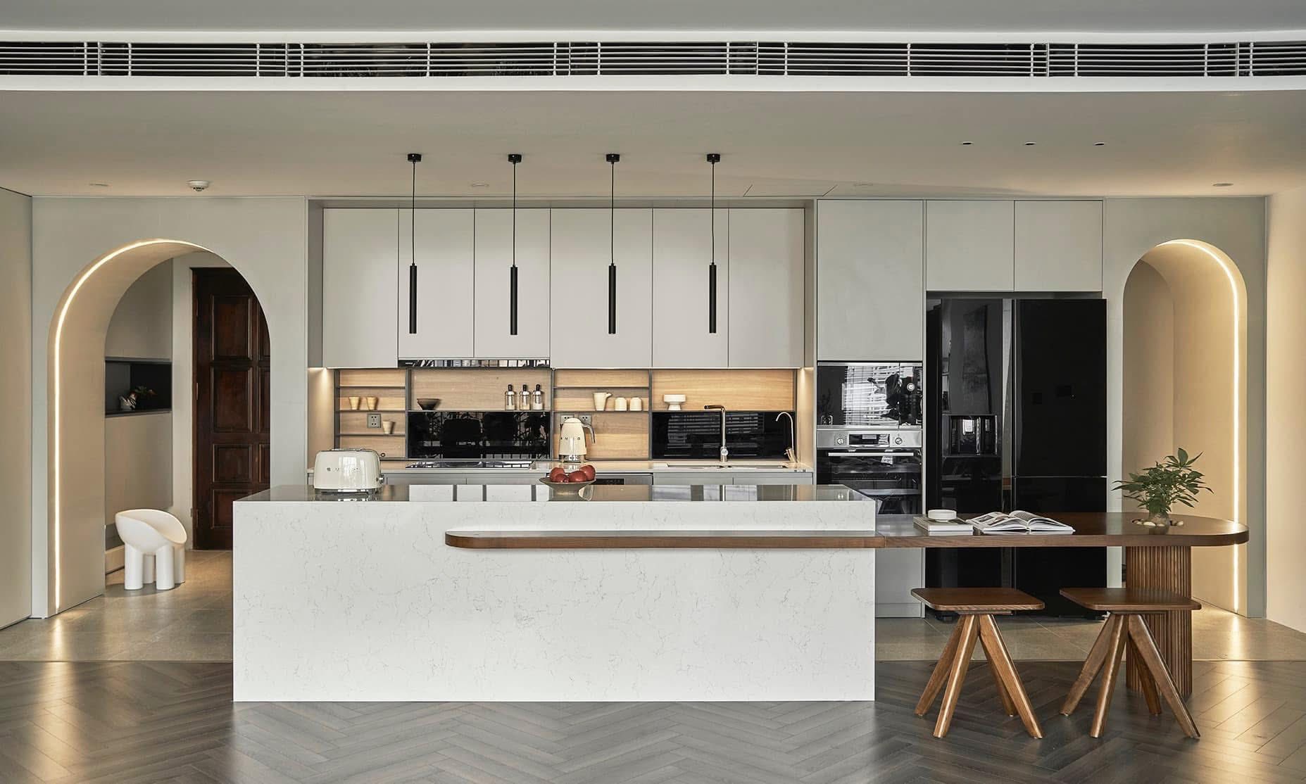 Phòng bếp được đầu tư và chiếm diện tích lớn, vợ Quốc Khánh là người mê bếp, thích nấu ăn.