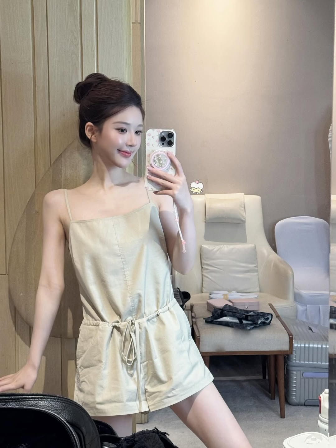   Triệu Lộ Tư diện outfit đơn giản mà xinh ngất ngây với váy hai dây dáng ngắn, thiết kế có thêm phần dây rút ở eo giúp tạo điểm nhấn và dễ dàng điều chỉnh cho vừa vặn. Kiểu váy này vừa tôn dáng, vừa mang lại cảm giác thoải mái khi mặc. Những thiết kế hai dây basic đặc biệt hợp với mùa hè, nhẹ mát lại dễ diện trong nhiều hoàn cảnh. Chị em có thể cân nhắc sắm vài chiếc tương tự, chỉ cần mix thêm phụ kiện là đã có ngay set đồ xinh xắn để xuống phố  