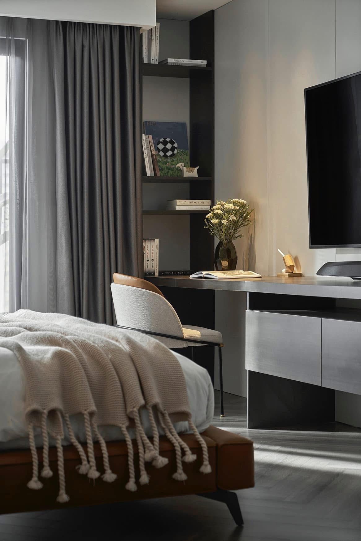 Góc phòng ngủ kết hợp bàn làm việc.