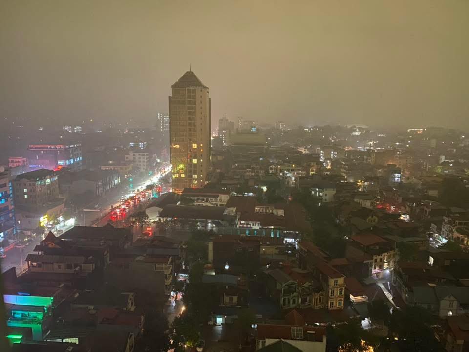 Sương mù phủ khắp nơi