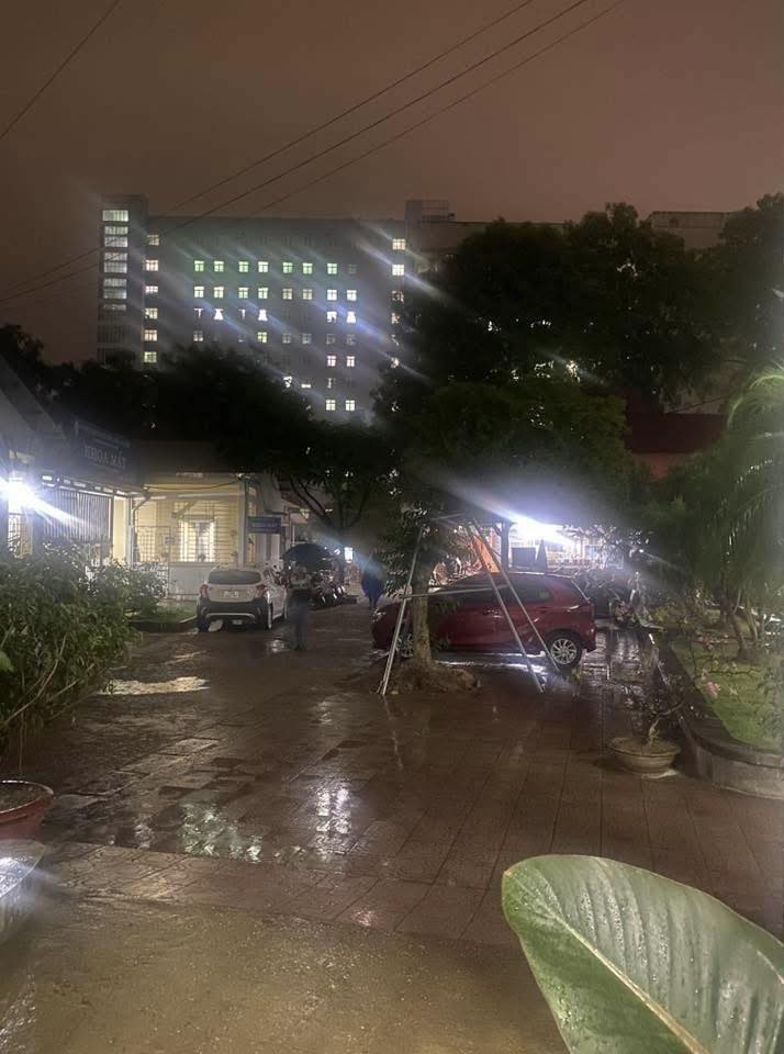 Cảnh tượng kỳ lạ 7h sáng ở Thái Nguyên: Trời vẫn tối đen như mực, người dân phải bật đèn pha di chuyền