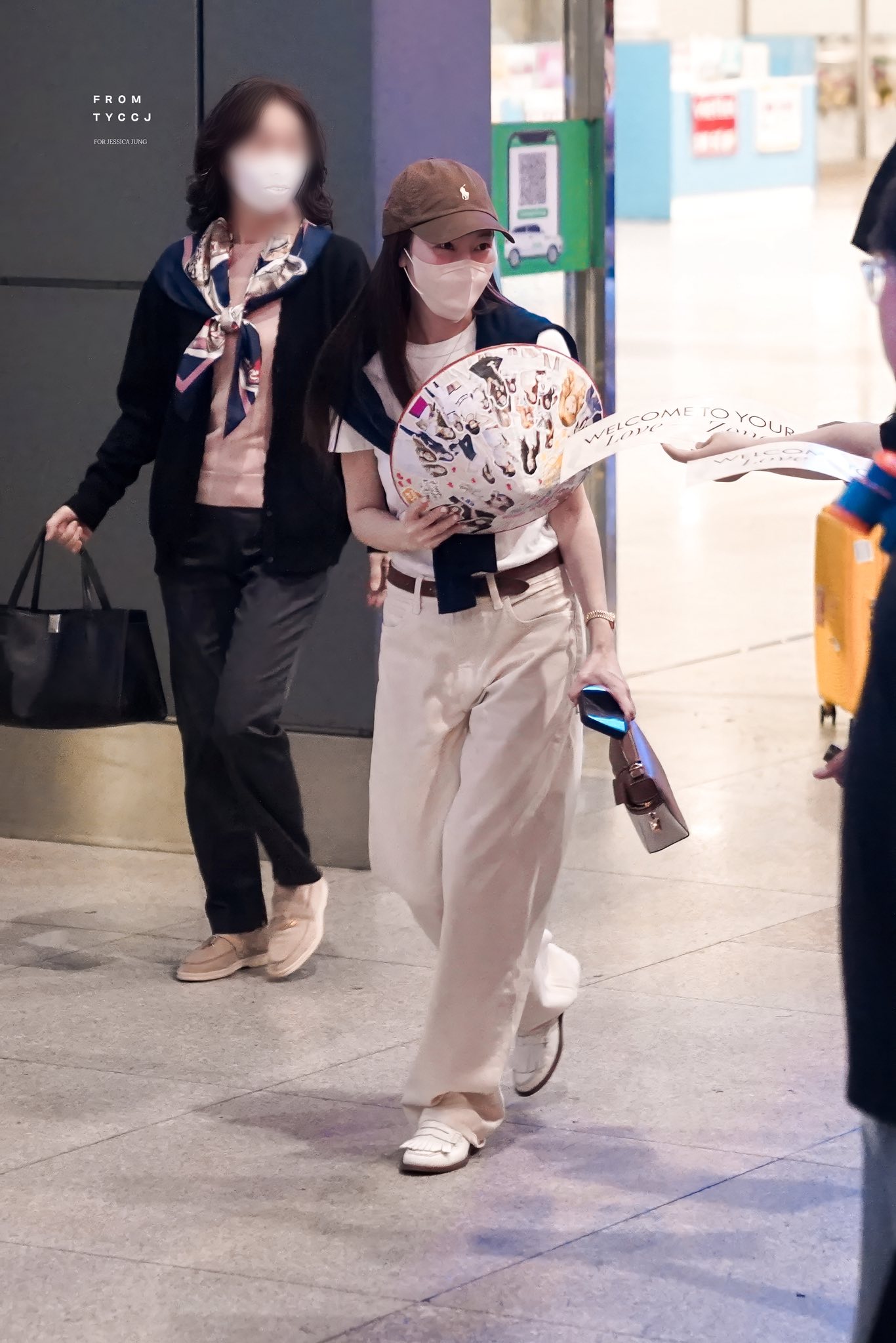 Dù hạ cánh sau chuyến bay dài nhưng mỹ nhân Hàn vẫn rất tươi tắn, xinh đẹp và giàu năng lượng. Ảnh: TYCCJ Vietnam.