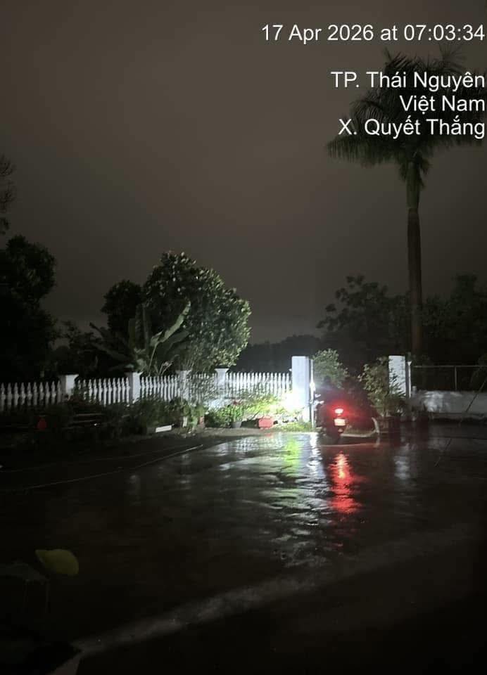 Cảnh tượng kỳ lạ 7h sáng ở Thái Nguyên: Trời vẫn tối đen như mực, người dân phải bật đèn pha di chuyền