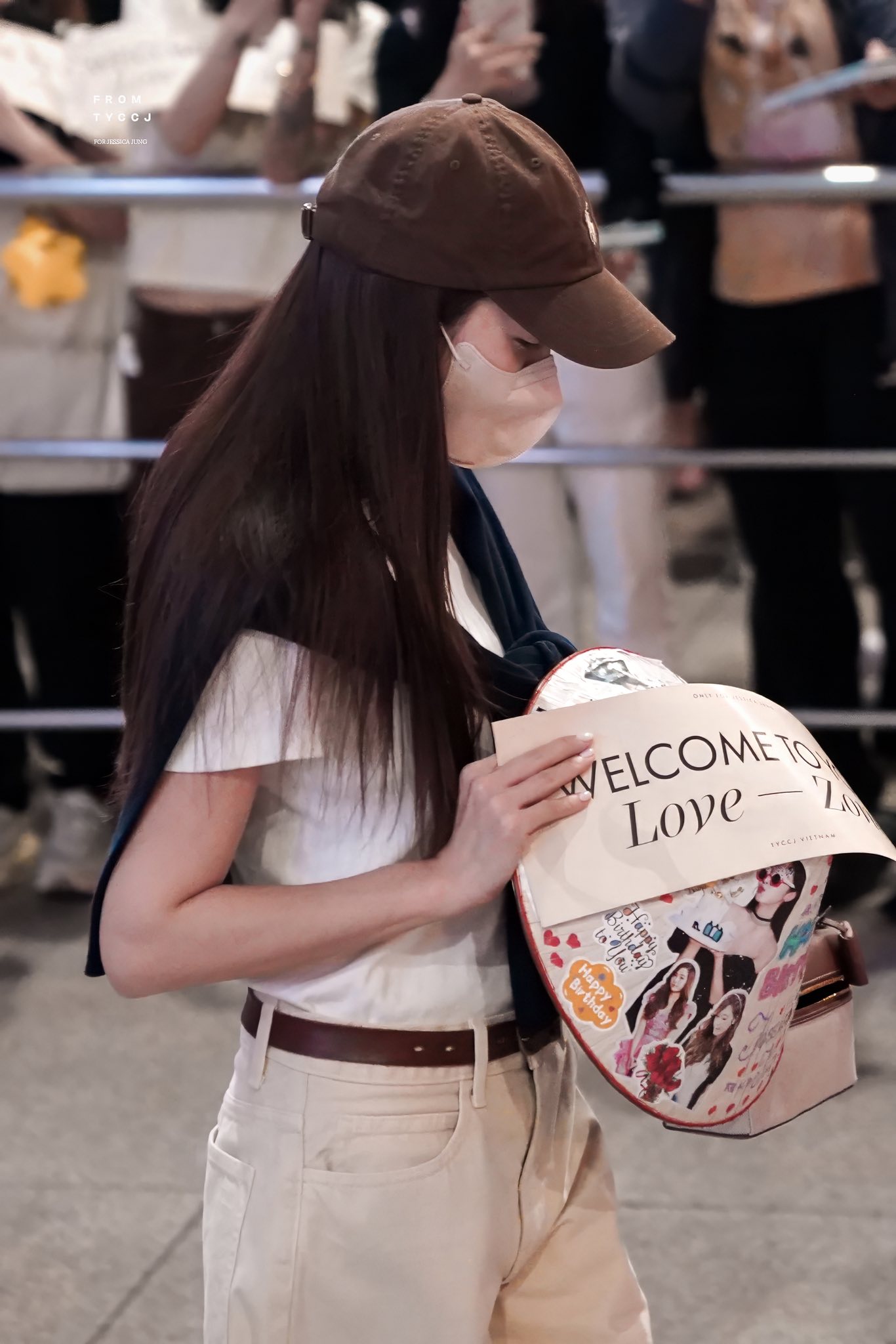 Mỹ nhân Kpop vô cùng trân trọng, nâng niu những món quà người hâm mộ Việt tặng mình.  Ảnh: TYCCJ Vietnam.