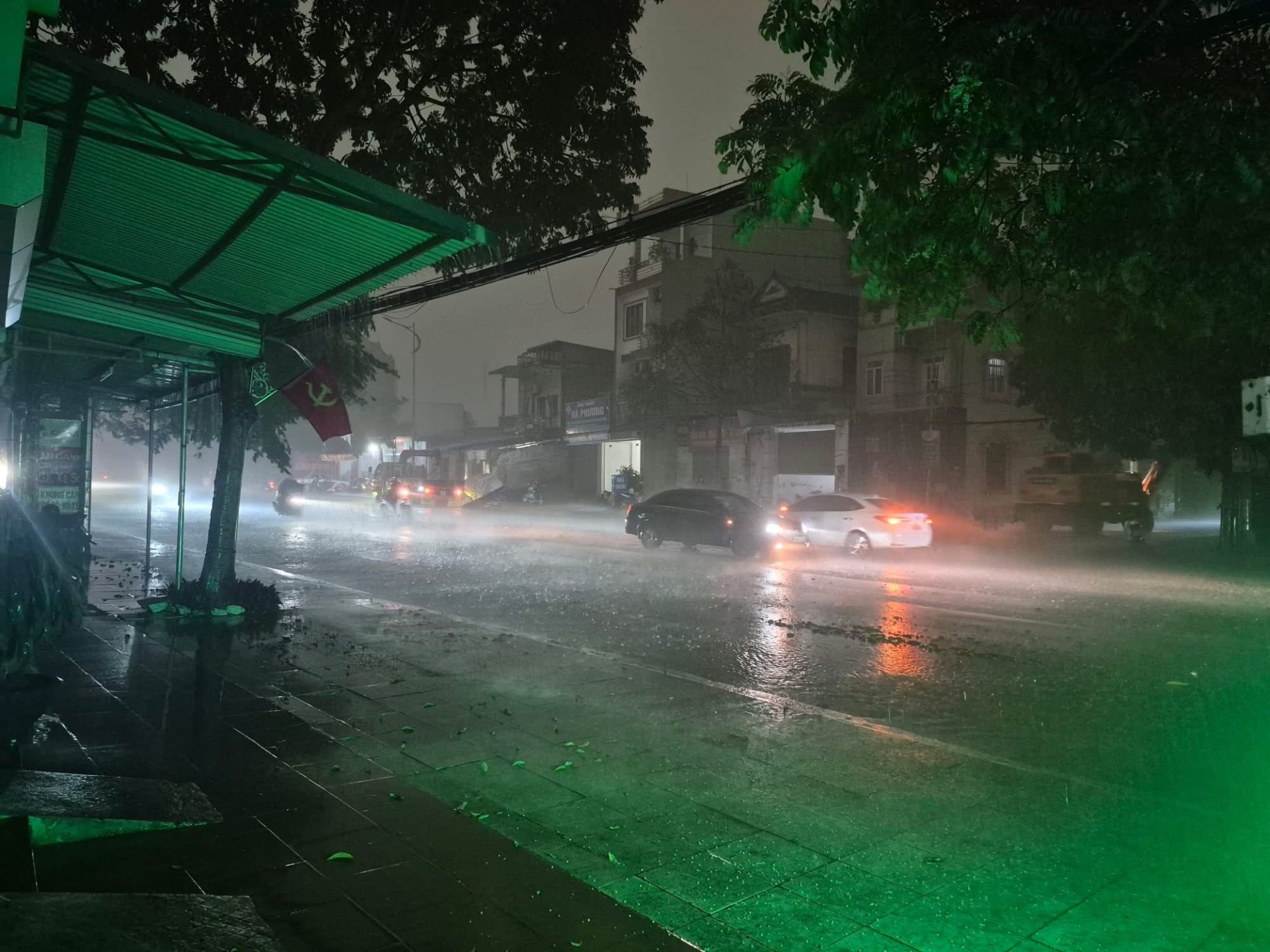 Người dân vẫn phải bật đèn khi di chuyển trên đường