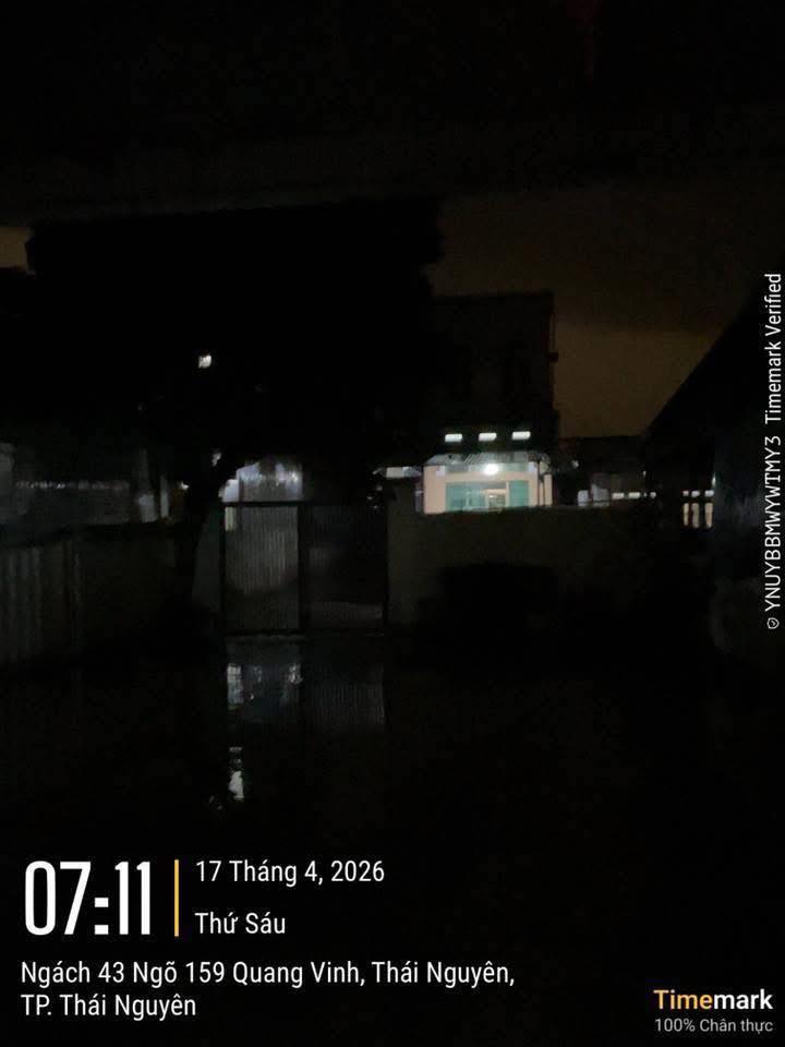 Trời vẫn tối đen dù đã 7h sáng