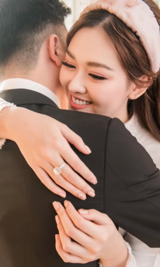 Từ kết hôn đến nay, Tường San luôn giữ kín mặt chồng 