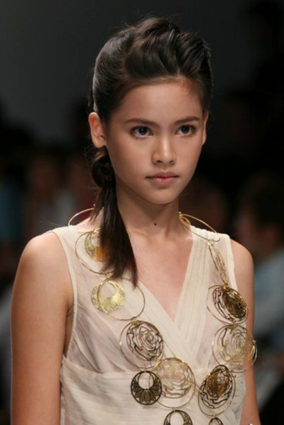 Cô gái đi dạo bất ngờ thành siêu sao được 200 brand săn lùng, tuổi 33 lấy chồng đẹp trai hàng top thế giới