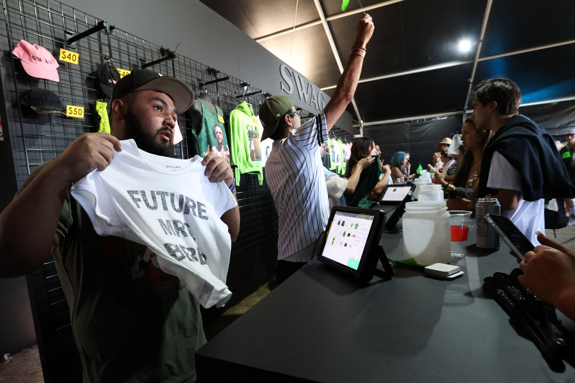 Chê thì cứ chê, Justin Bieber lập kỷ lục thu về 132 tỷ đồng từ việc bán quần áo ở Coachella