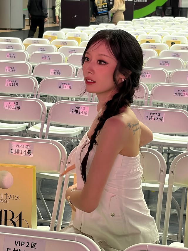 Cô còn để lộ hình xăm cá tính ở lưng. Tuy nhiên, nhiều người cho rằng cô gầy đi rõ rệt. Ảnh: Instagram