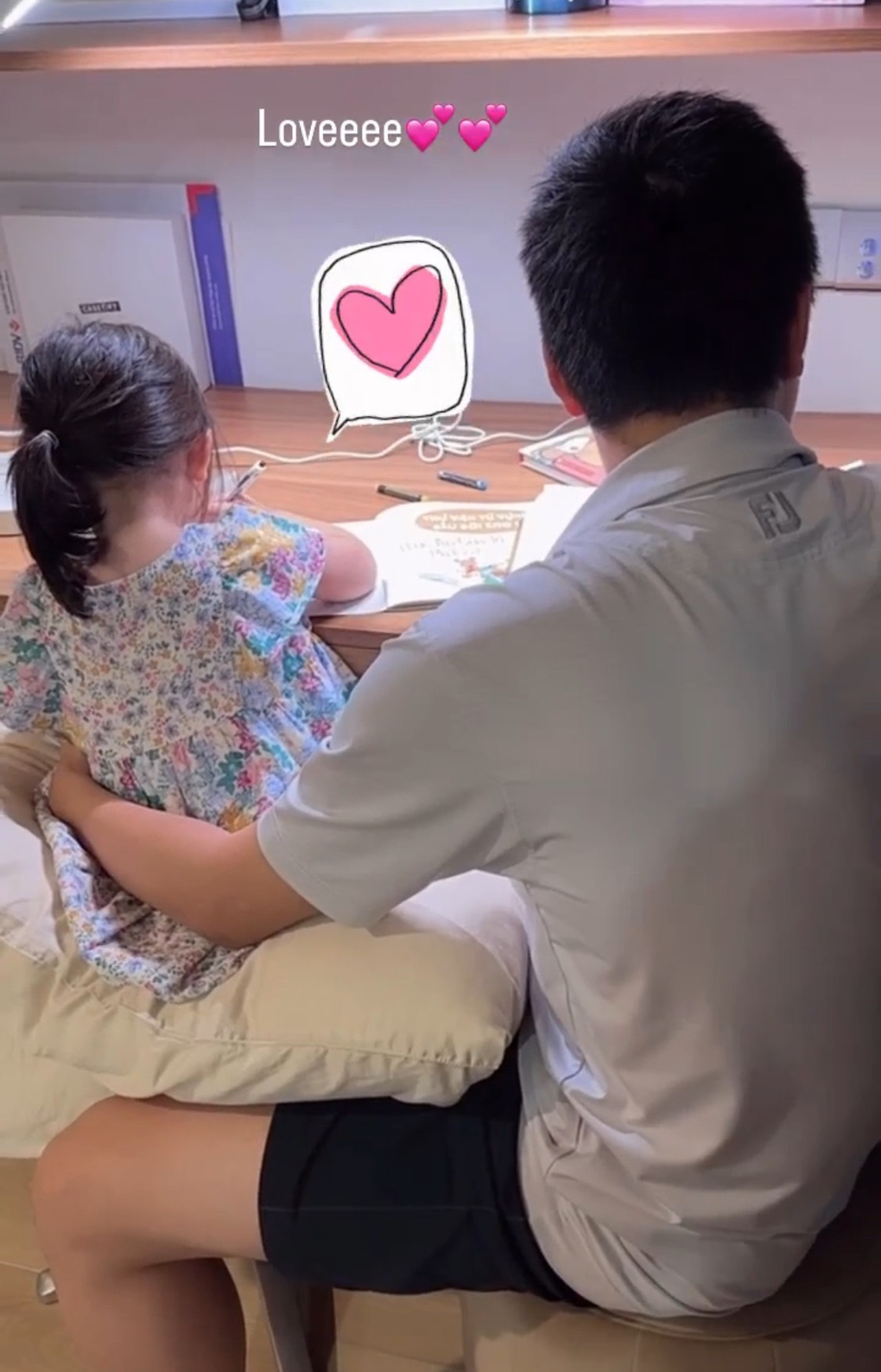 Chồng doanh nhân của Tường San vẫn dành thời gian cùng vợ nuôi dạy, chăm sóc con 