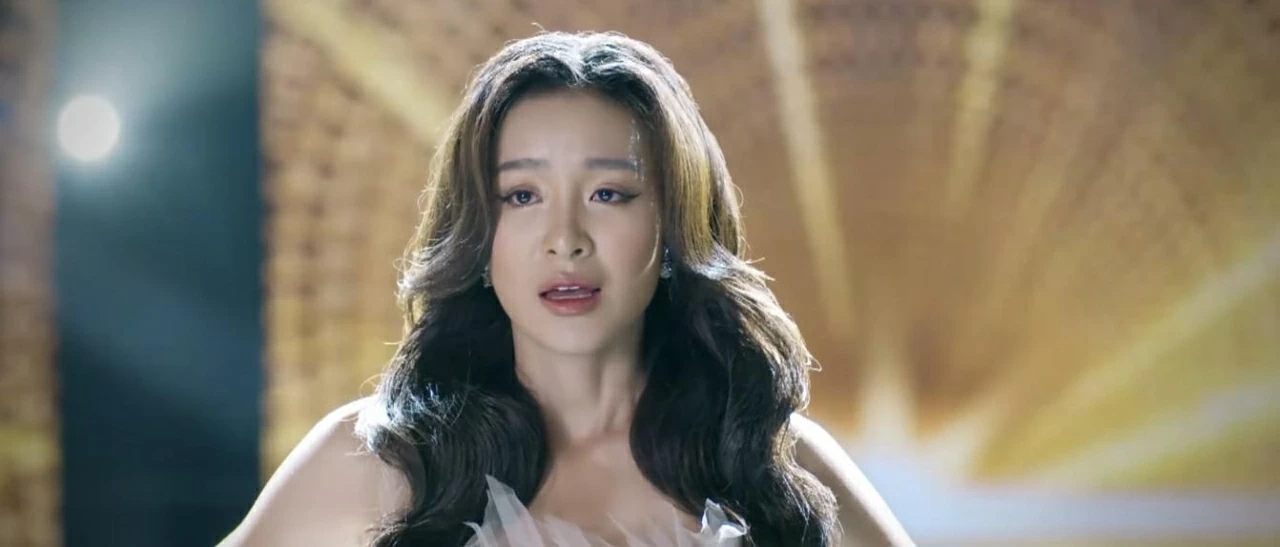 Vi Minh đăng quang trong tập 1