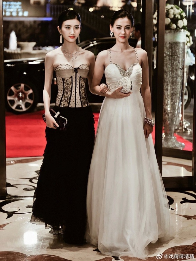 Khoảnh khắc Cảnh Điềm đọ sắc với Trương Bá Chi vào năm cô 24 tuổi. Đây được cho là thời kỳ đỉnh cao nhan sắc của Cảnh Điềm. Đứng cạnh 