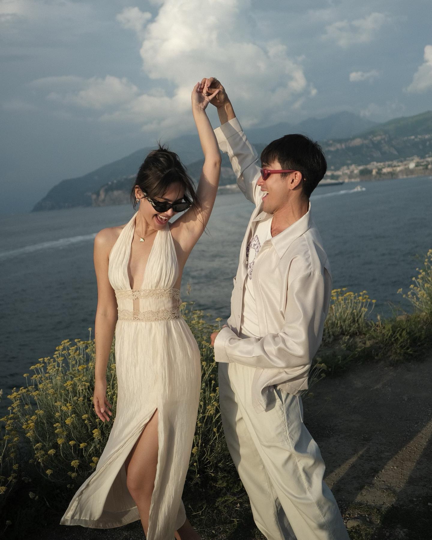 Cô gái đi dạo bất ngờ thành siêu sao được 200 brand săn lùng, tuổi 33 lấy chồng đẹp trai hàng top thế giới