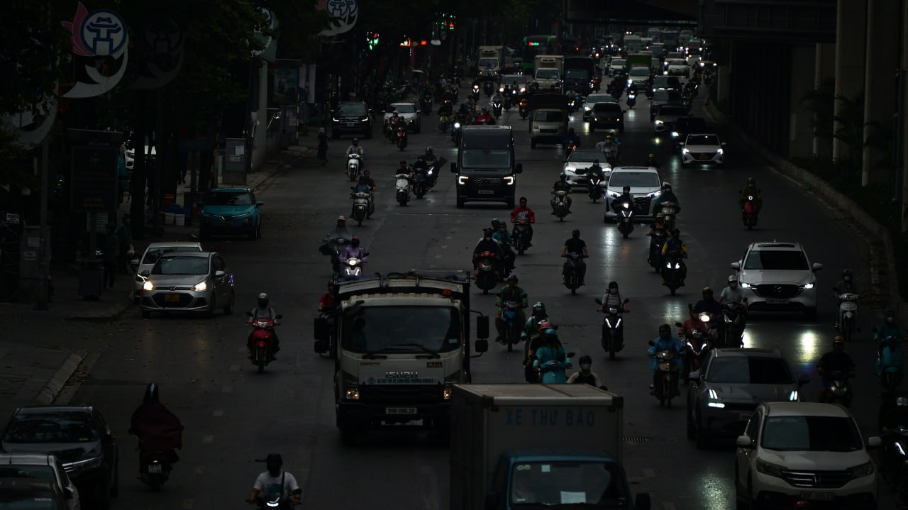 Dù đã 9h sáng nhưng các phương tiện đi trên đường vẫn phải bật đèn (Ảnh: NXH)