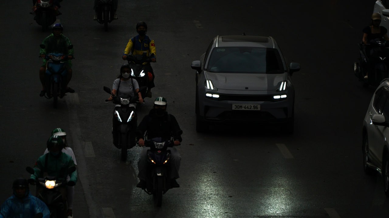  Không khí trở nên âm u khác hẳn trạng thái thường thấy vào giờ này những ngày trước đó (Ảnh: NXH)