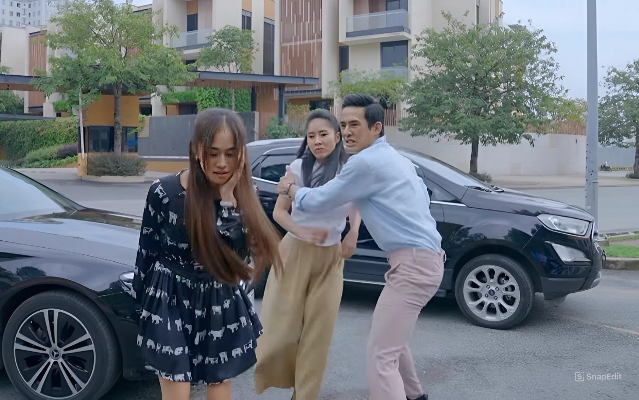 Phát hiện Bóng Ma Hạnh Phúc “xài chùa” ảnh cưới của cặp đôi nổi tiếng: Thay mỗi cái mặt, tiết kiệm thế là cùng