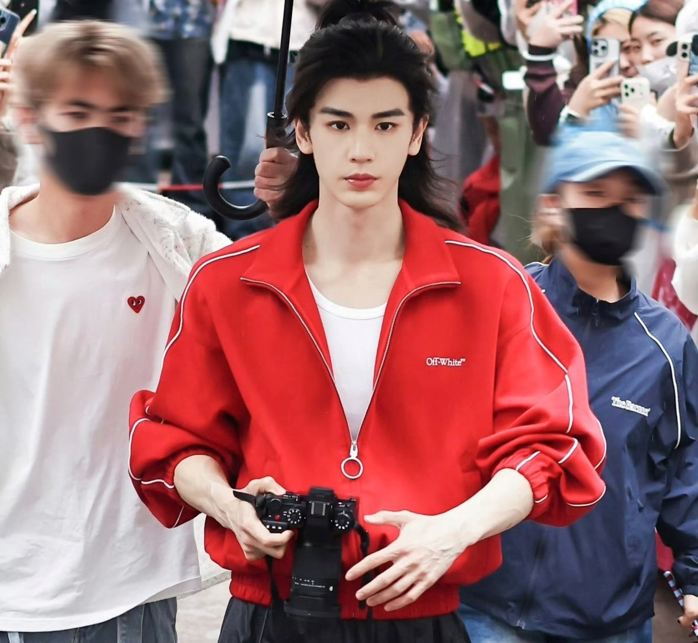 Trương Lăng Hách luôn cầm máy ảnh đến phim trường