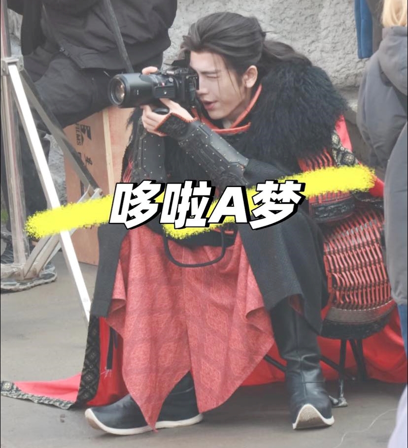 Khi nghỉ ngơi Trương Lăng Hách lại mang máy ảnh ra ngắm