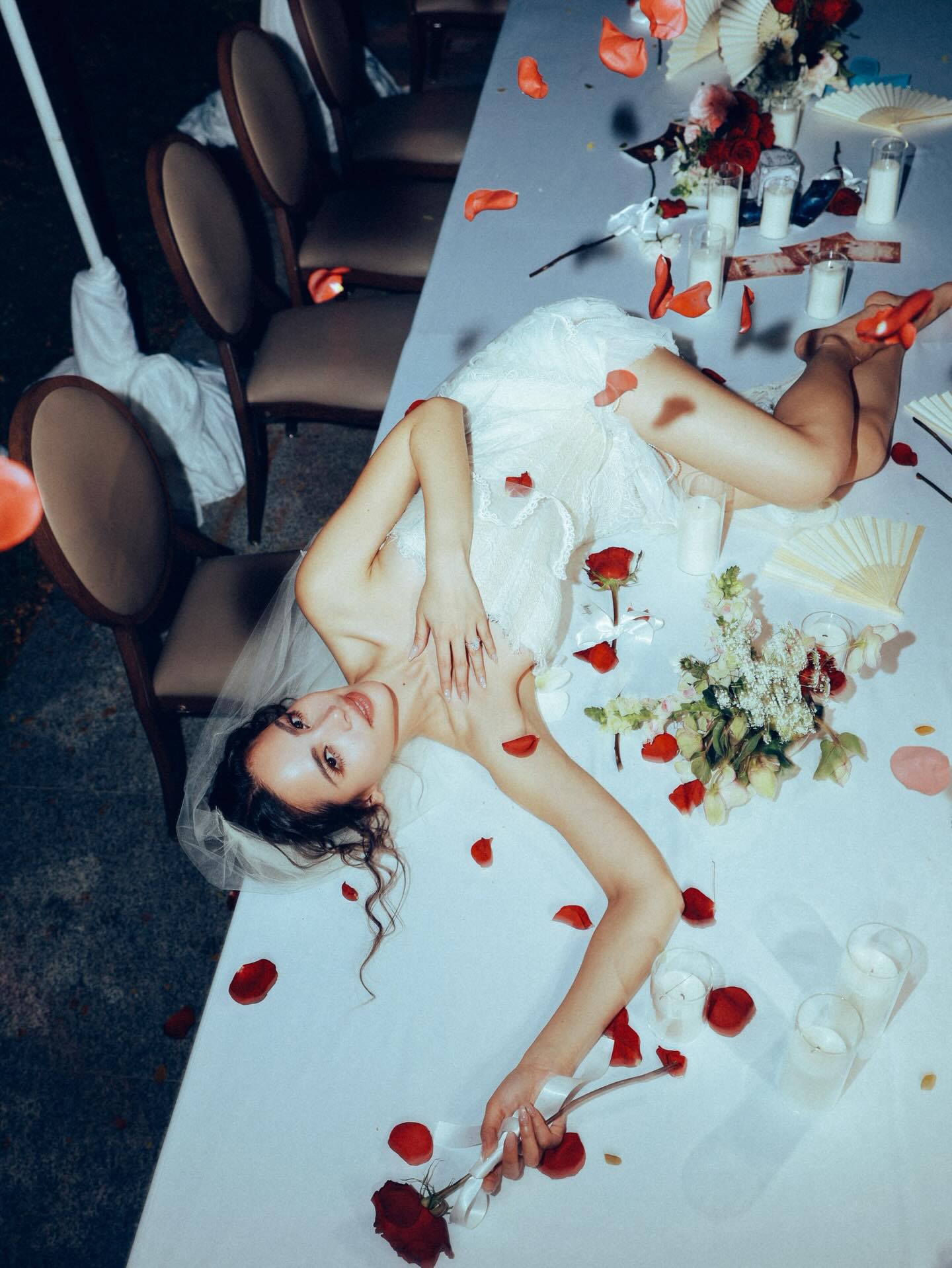 Cô gái đi dạo bất ngờ thành siêu sao được 200 brand săn lùng, tuổi 33 lấy chồng đẹp trai hàng top thế giới