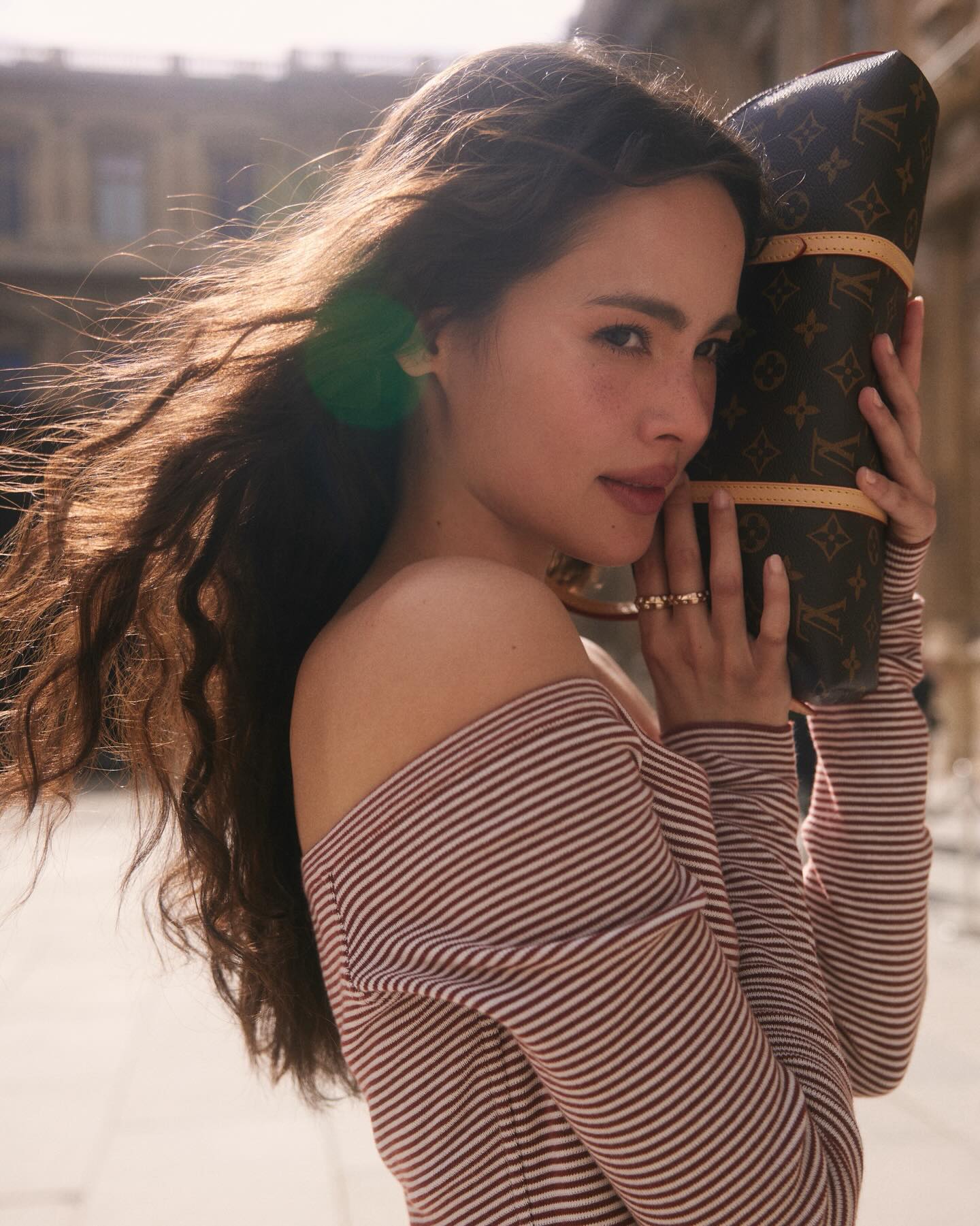 Cô gái đi dạo bất ngờ thành siêu sao được 200 brand săn lùng, tuổi 33 lấy chồng đẹp trai hàng top thế giới