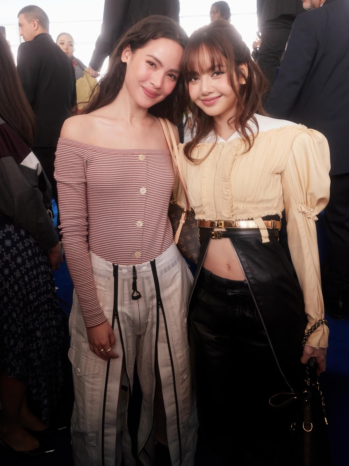 Cô gái đi dạo bất ngờ thành siêu sao được 200 brand săn lùng, tuổi 33 lấy chồng đẹp trai hàng top thế giới