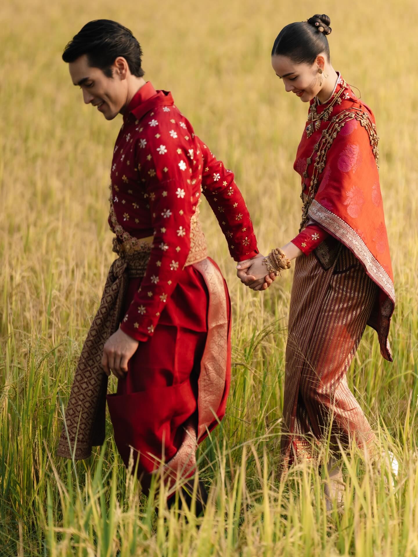 Cô gái đi dạo bất ngờ thành siêu sao được 200 brand săn lùng, tuổi 33 lấy chồng đẹp trai hàng top thế giới