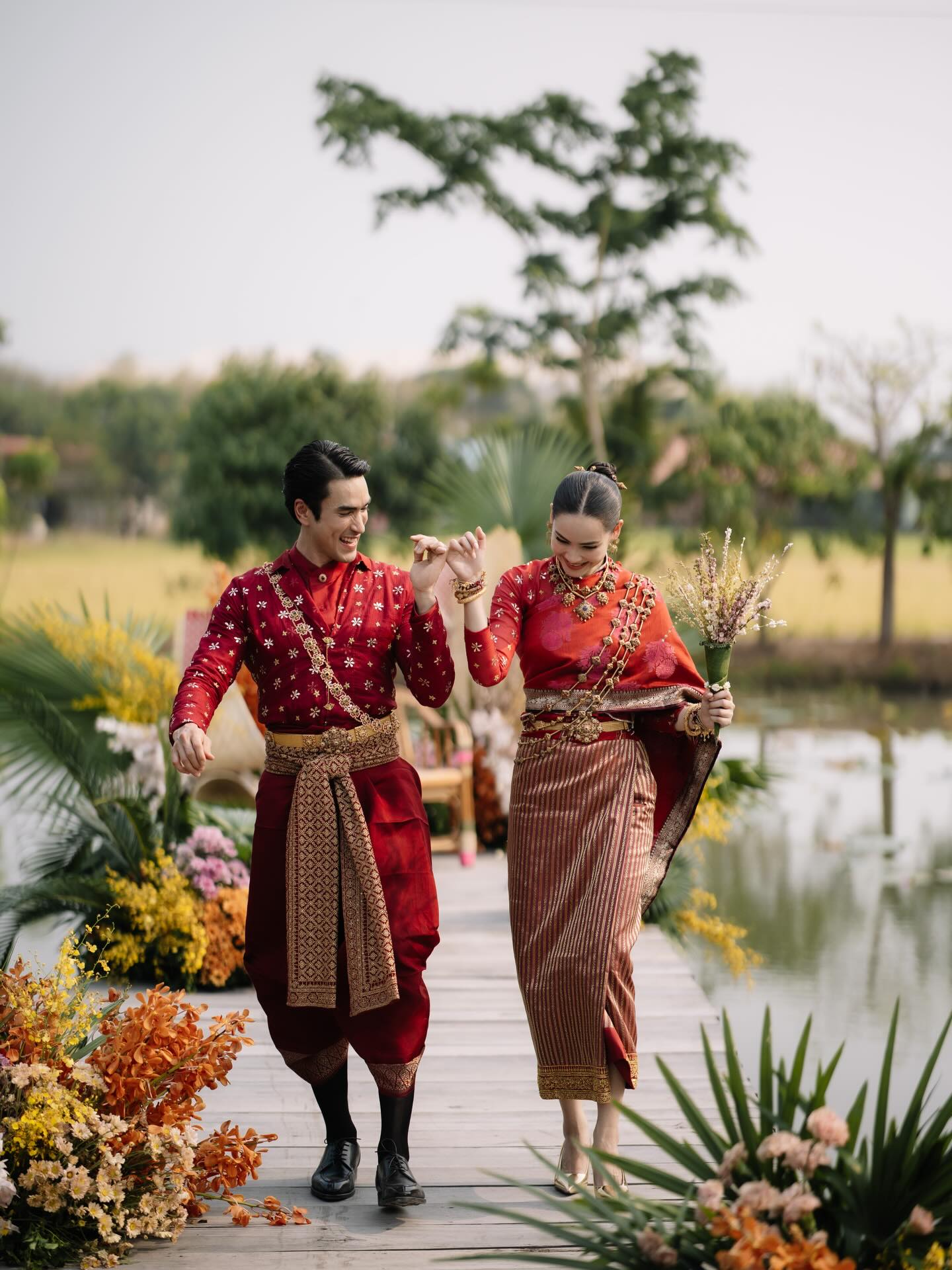 Cô gái đi dạo bất ngờ thành siêu sao được 200 brand săn lùng, tuổi 33 lấy chồng đẹp trai hàng top thế giới