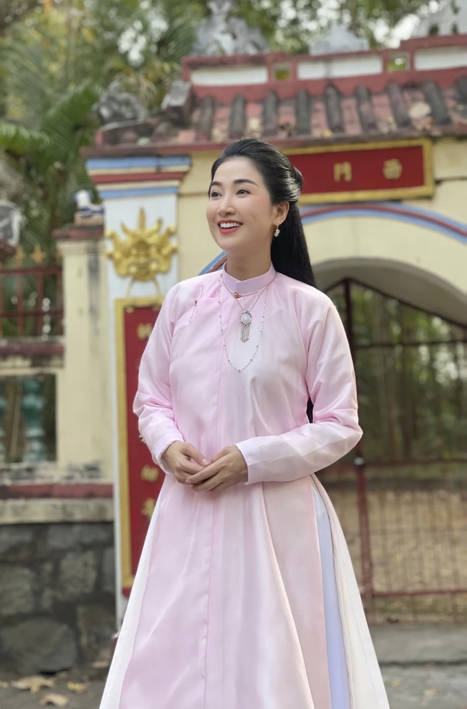 Quỳnh Lam cứ diện cổ phục là đẹp đến nao lòng.