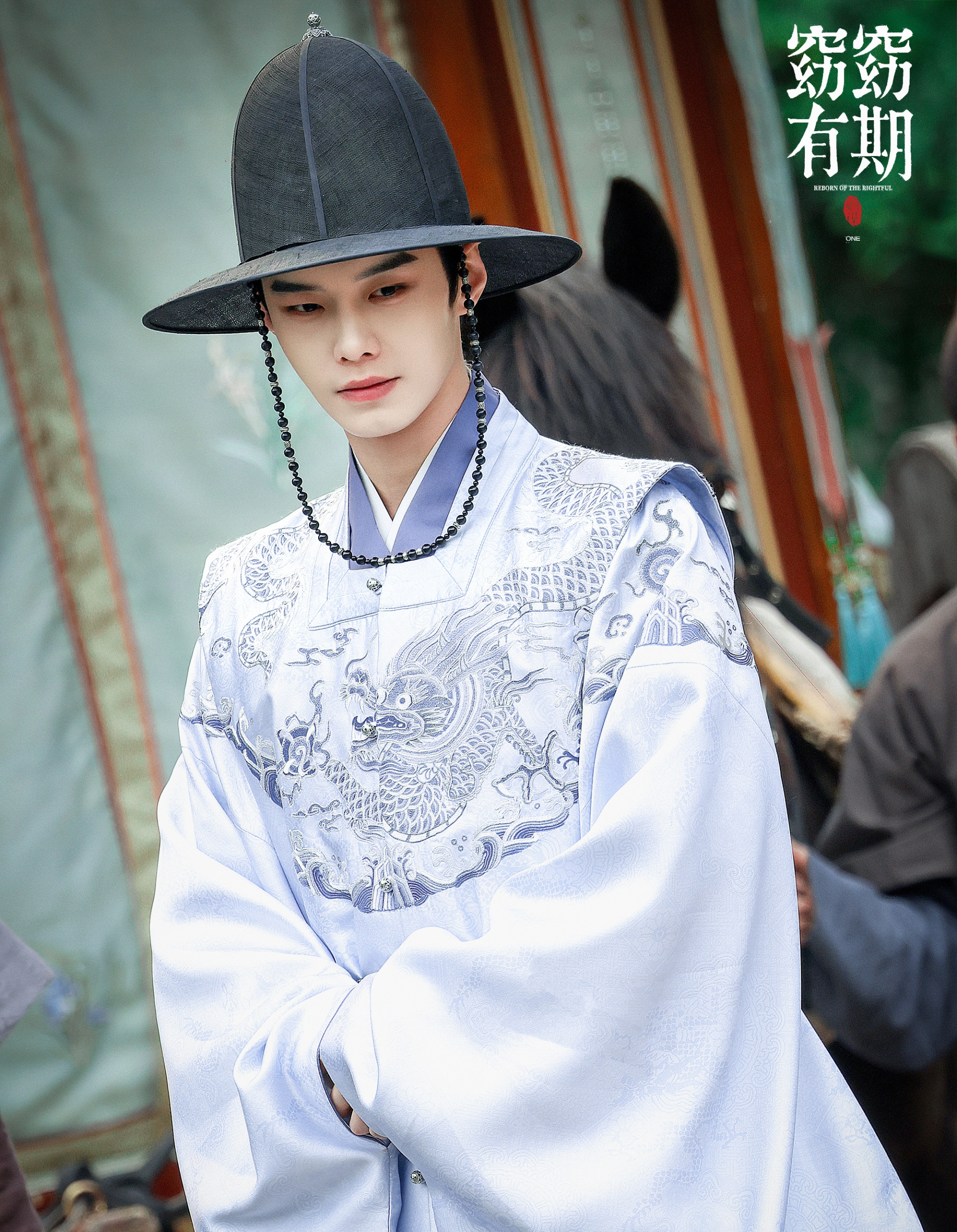 Trang phục của phim được khen ngợi sang trọng, nhã nhặn 