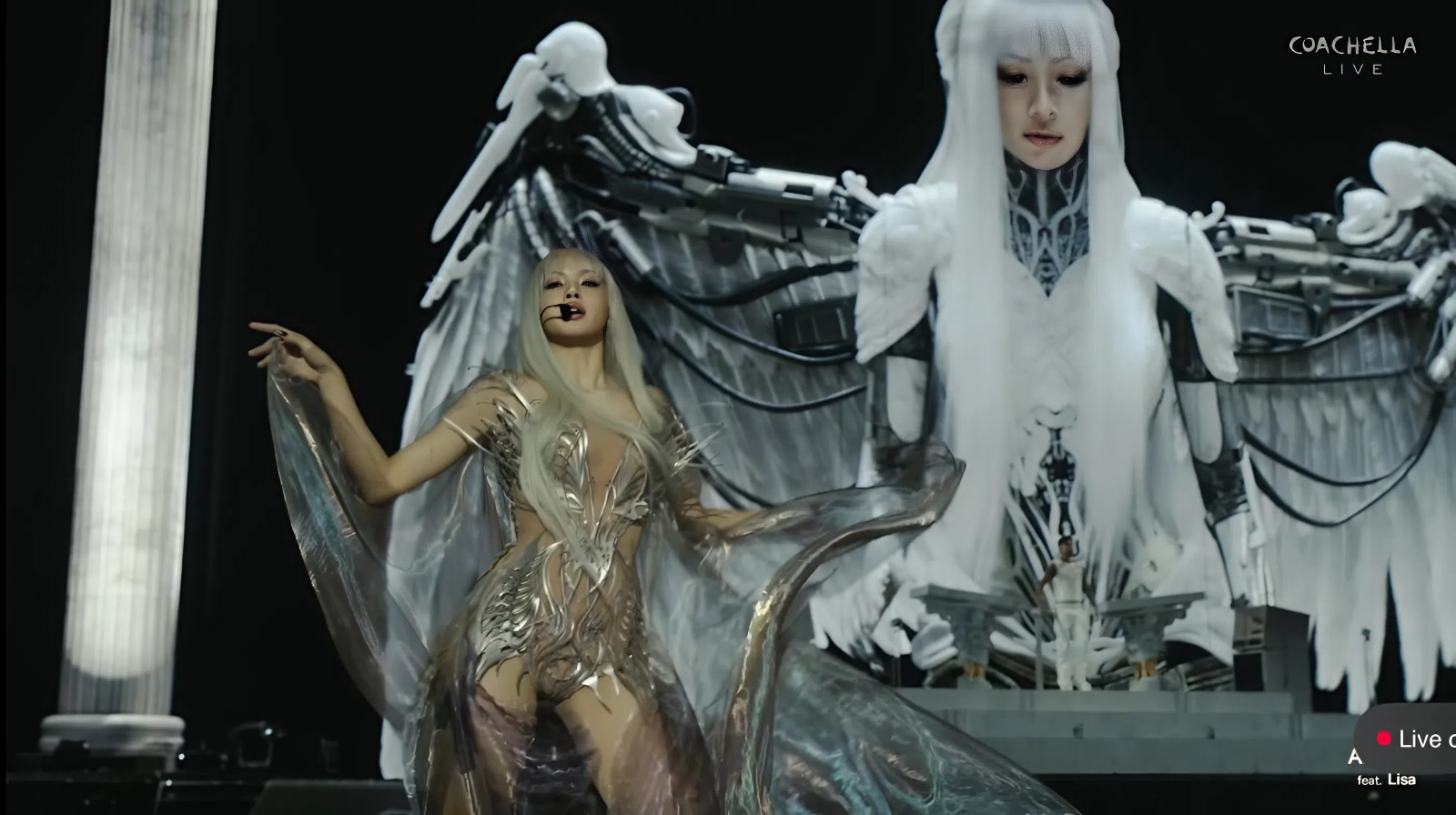 Có thể là xịn nhất Coachella: Lisa vừa diễn Victoria's Secret giữa sa mạc phải không?