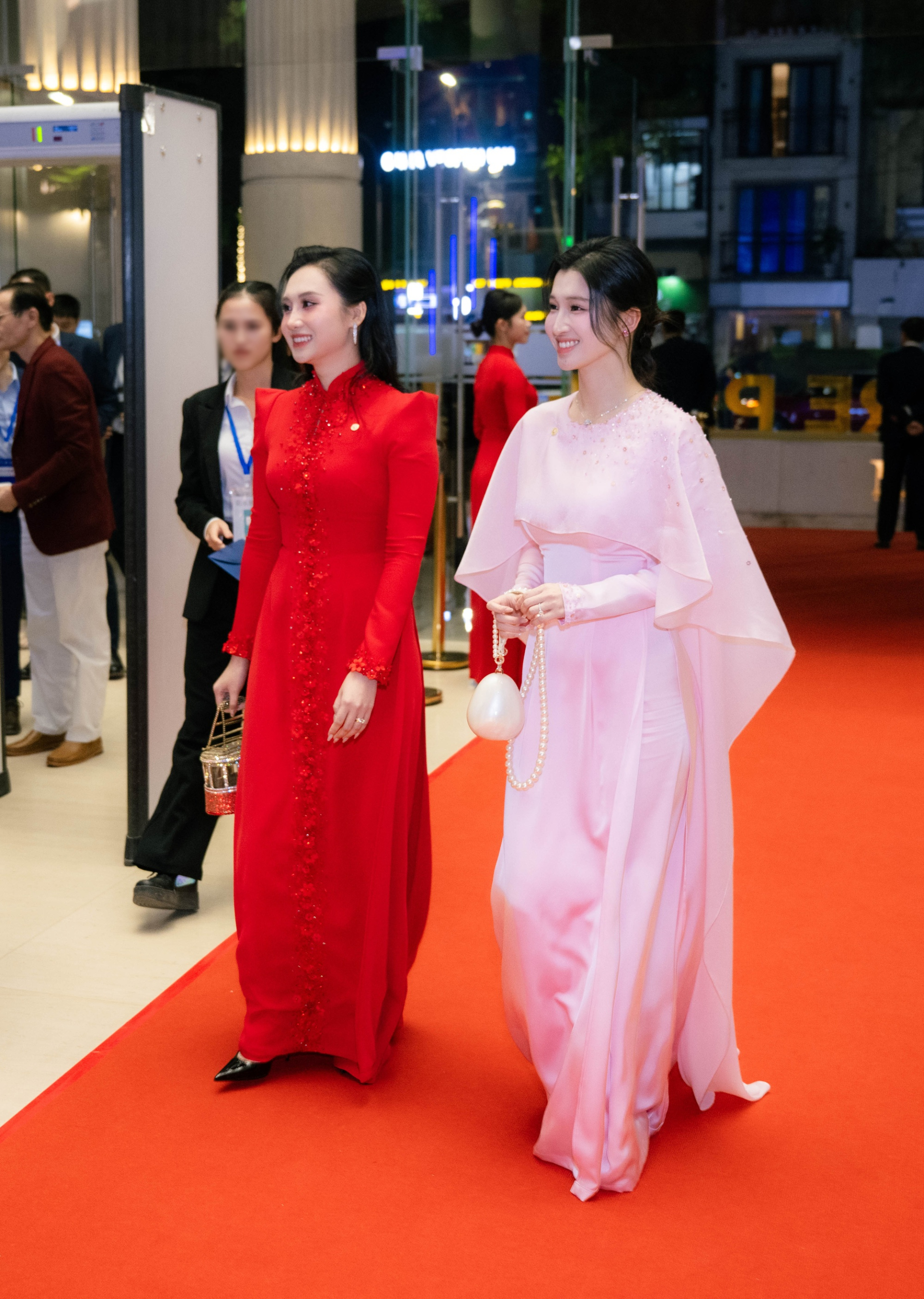 Lan Anh và Phương Nhi tại Lễ trao giải Khoa học - Công nghệ toàn cầu VinFuture 2025 