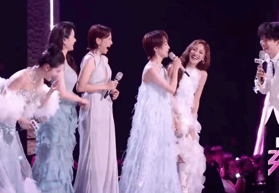 Sự hài hước của Tạ Nam trong các phần giao lưu khiến ai cũng cười ngất. Ảnh: Weibo.