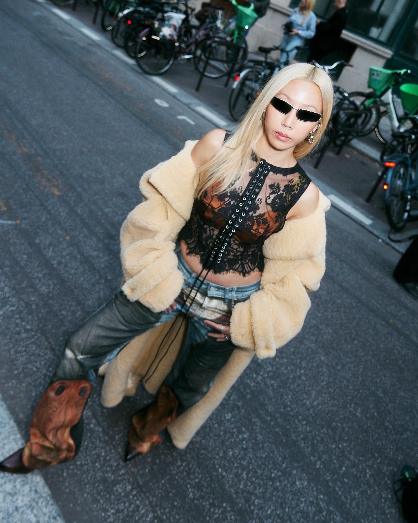 Giám đốc sáng tạo, stylist Nan Nist - người đứng sau những tạo hình gây sốt của Lisa thời gian qua.