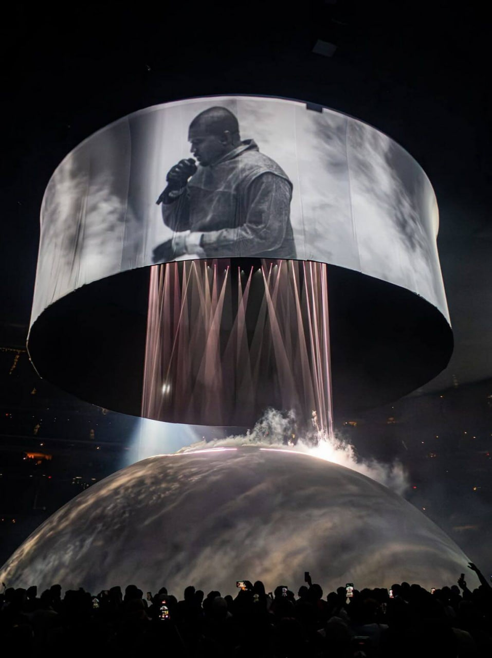 Concert của Kanye West được khen ngợi về ý tưởng dàn dựng độc đáo (Ảnh: X)