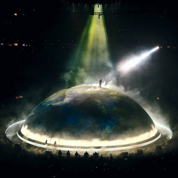 Cả châu Âu từ chối nam rapper bị ghét nhất thế giới, siêu concert mô phỏng Trái đất gặp nguy