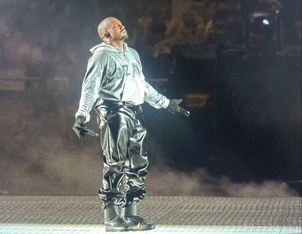 Với làn sóng tẩy chay mạnh mẽ , khả năng để Kanye West tổ chức các đêm diễn tại châu Âu hay Úc lúc này là vô cùng khó khăn (Ảnh: X)