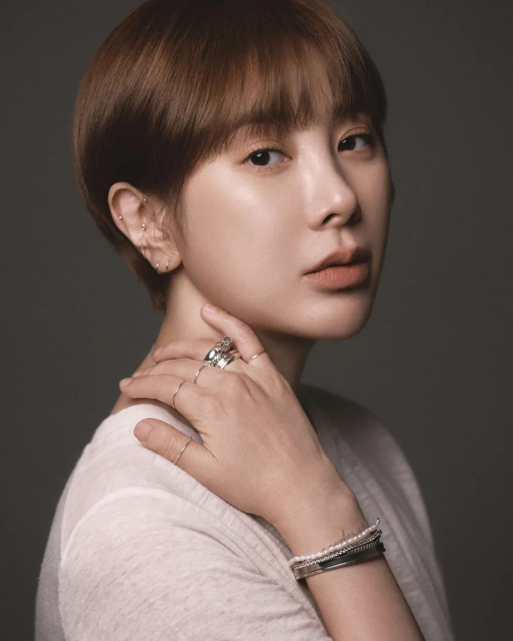 Cô bán sạch tủ đồ hiệu để có tiền sống qua ngày. Ảnh: Nate